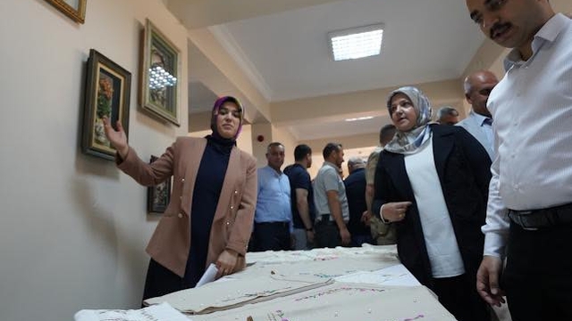 İslahiye ve Nurdağı'nda halk eğitim merkezlerince sergi açıldı