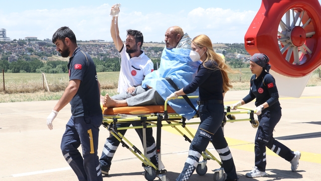 Yaktıkları ateşi söndürmeye çalışırken yaralandılar