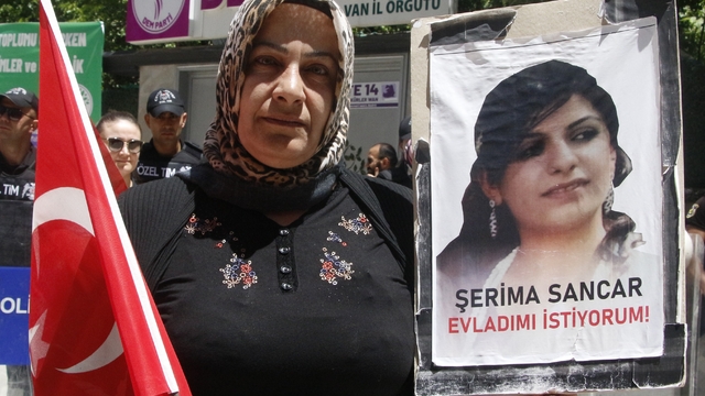 Vanlı aileler, DEM Parti İl Başkanlığı önündeki eylemlerini sürdürdü