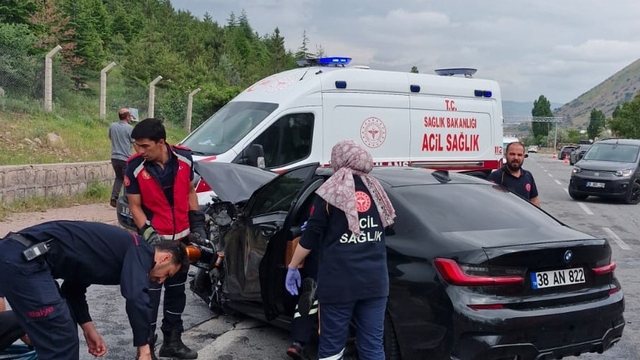 Kayseri'de iki otomobil çarpıştı: 2 ölü, 1 yaralı