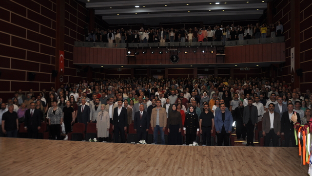 Akşehir'de halk oyunları gösterisi sunuldu