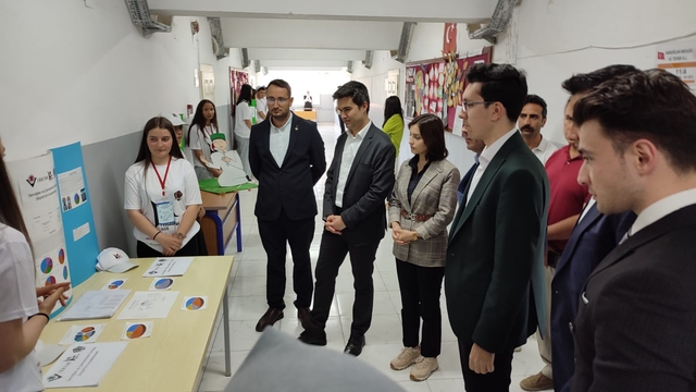 Sarıoğlan'da TÜBİTAK 4006 Bilim Fuarı açıldı