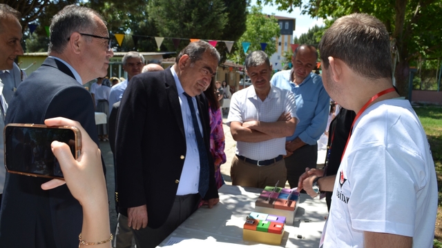 Mustafakemalpaşa'da "TÜBİTAK 4006 Bilim Fuarı" açıldı