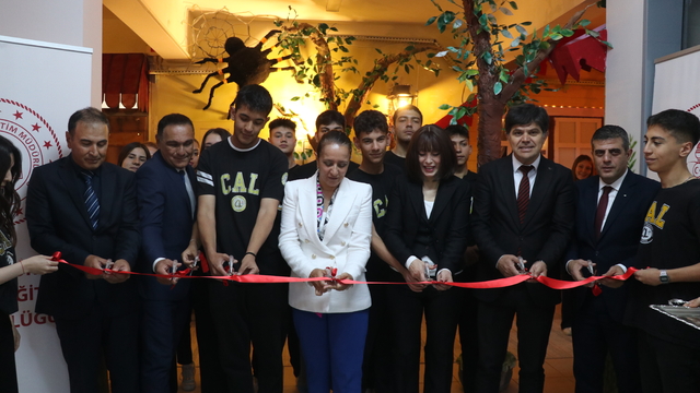 Burdur'da lise öğrencileri okullarında geri dönüşüm koridoru oluşturdu