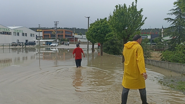 Kastamonu'da sağanak; sanayi bölgesinde üretim durduruldu