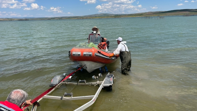Çorum'da kaçak avcıların göle bıraktığı 2 bin 600 metrelik ağ bulundu