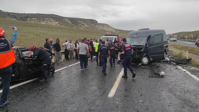 Nevşehir'de 3 aracın karıştığı kazada 7 kişi yaralandı