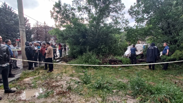Malatya'da tek katlı ev çöktü; 3 kişiyi ekipler kurtardı