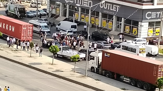 İzmir'de otomobile tüfekli saldırı; 3 ölü, 1 yaralı
