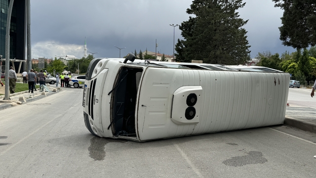 Karaman'da kamyonetle çarpışıp devrilen okul servis aracındaki 7 kişi yaralandı