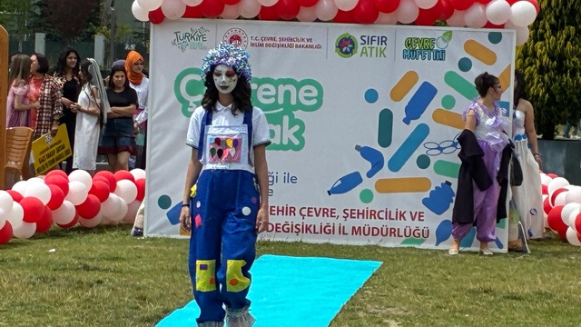 Eskişehir'de çocuklar atık malzemelerden tasarlanan kıyafetlerle defile yaptı