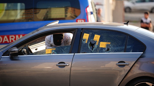 İzmir'de seyir halindeki otomobile silahlı saldırıda 3 kişi öldü, 3 kişi yaralandı