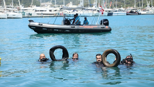 Fethiye'de deniz dibi temizliği yapıldı ve denize 20 bin balık yavrusu bırakıldı