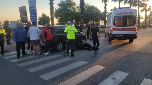 Otomobilin 'yaya geçidi'nde çarptığı kişi yaralandı; kaza kamerada