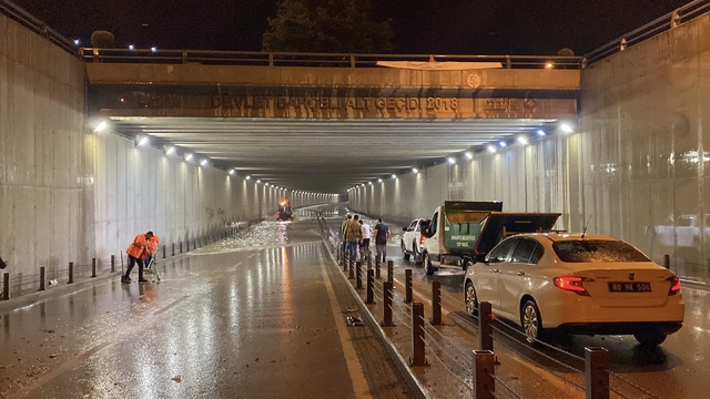 Osmaniye'de sağanak; alt geçitler göle döndü, ev ve iş yerlerini su bastı