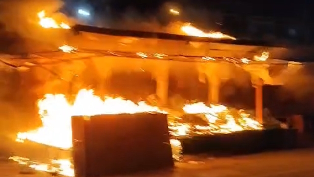 Sebze- meyve tezgahının alev alev yanması kamerada
