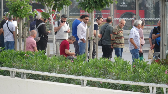 İzmir'de grevin ikinci gününde duraklarda yine yoğunluk oluştu