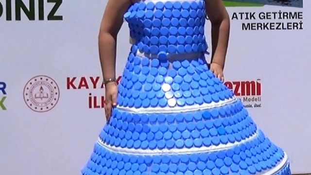 İlkokul öğrencileri, topladıkları atıkları kıyafete dönüştürüp defilede sergiledi