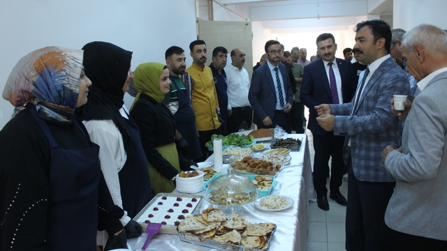 Kahta Halk Eğitim Merkezi yıl sonu sergisi açıldı