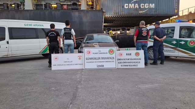 Gümrük ekipleri, İzmir'de 54 ton kaçak akaryakıta el koydu