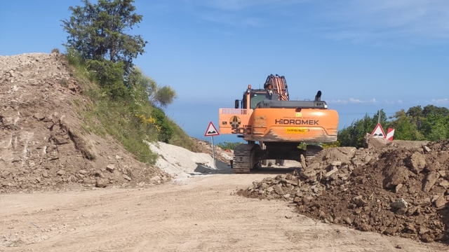 Kastamonu'da Cide-İnebolu kara yolu heyelan nedeniyle ulaşıma kapandı