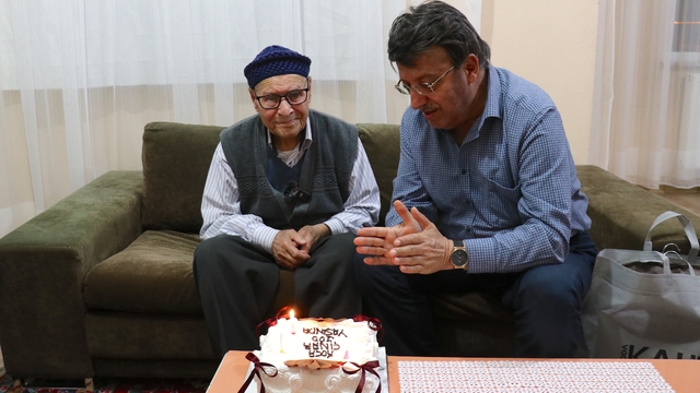 Van'da 100 yaşına giren Önay, ilk kez doğum gününü kutladı