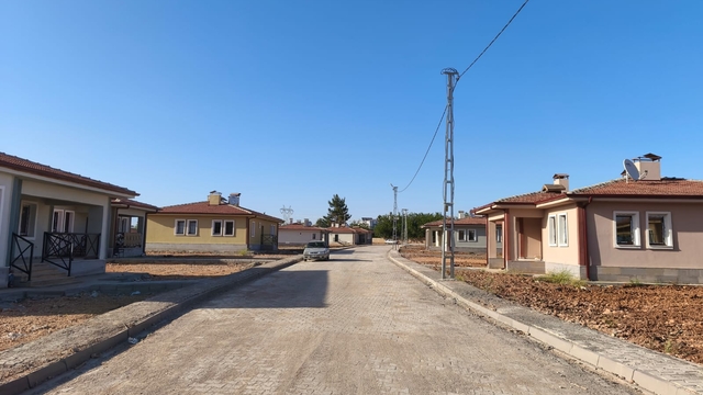 Besni kırsalındaki depremzedeler köy tipi konutlarına kavuştu