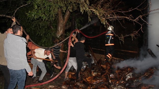 Taraklı'da iki katlı ev ve samanlıkta çıkan yangın söndürüldü