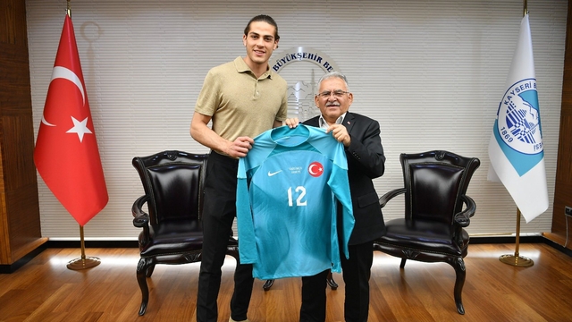 Milli Kaleci Doğan Alemdar, Başkan Büyükkılıç'ı ziyaret etti