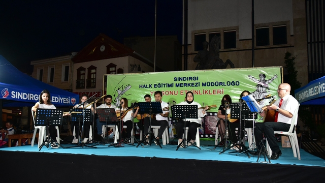 Sındırgı'da Halk Eğitimi Merkezi'nin yıl sonu sergisi açıldı