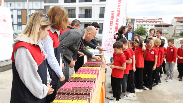 Kırklareli'nde okullarda öğrencilere süt dağıtıldı