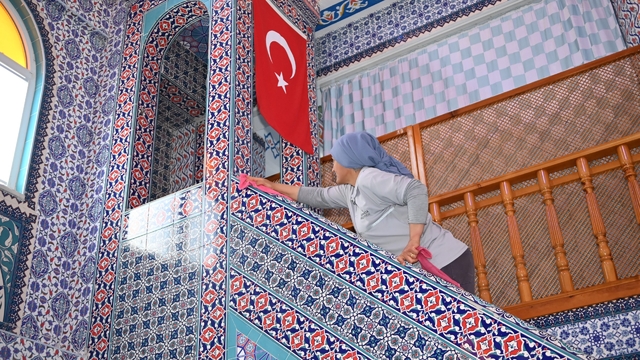 Kumluca'da camilerde bayram temizliği yapılıyor