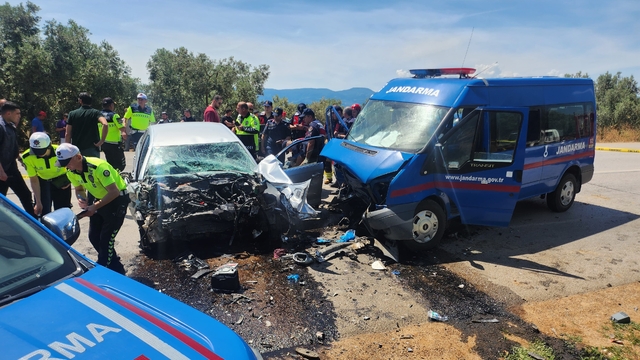 Bursa'da otomobil ile jandarma minibüsü çarpıştı; 1 ölü, 2 yaralı