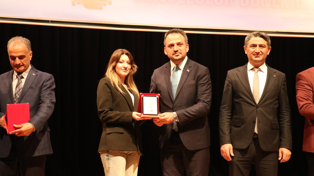 Gençlik ve Spor Bakan Yardımcısı Eminoğlu, Sakarya'da "Gençlik ve Gönüllülük Zirvesi"nde konuştu: