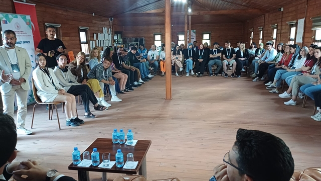 13 ülkeden gelen gençler için Malazgirt'te program düzenlendi