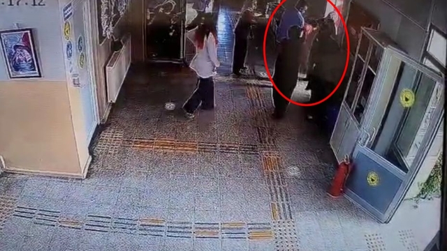 Okul müdürü, nefes borusuna yiyecek kaçan öğrenciyi Heimlich manevrasıyla kurtardı