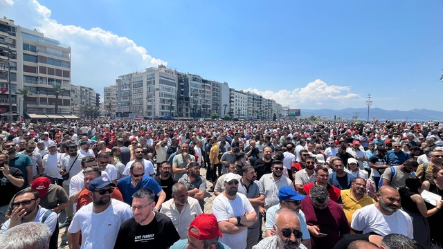 İzmir'de grevin ikinci gününde duraklarda yine yoğunluk oluştu (2)