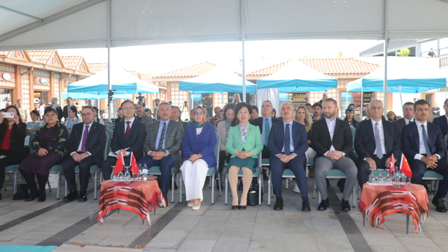 Rize'de "Çayın Ahengi ve İpekyolu Porselen Yolculuğu" programı düzenlendi
