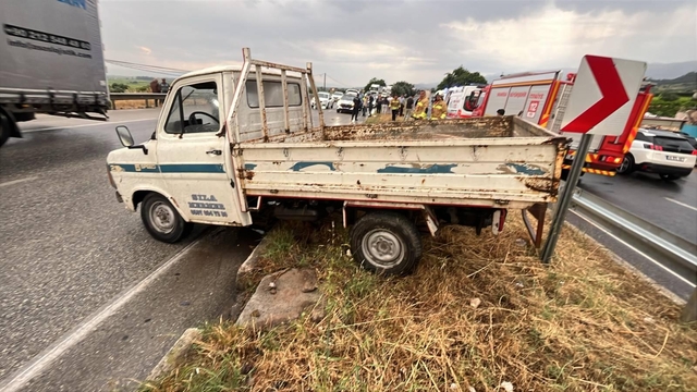 Manisa'da refüje çarpan kamyonetteki yolcu öldü, sürücü yaralandı