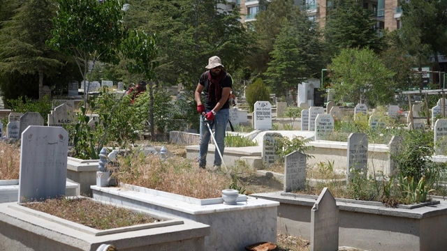 Niğde'de Kurban Bayramı öncesi mezarlıkların bakımı yapıldı
