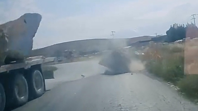 Otomobil sürücüsü, yola düşen mermer bloktan son anda kurtuldu; o anlar kamerada