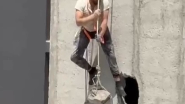 Devrilen iskeleden düşen işçi emniyet halatıyla kurtuldu