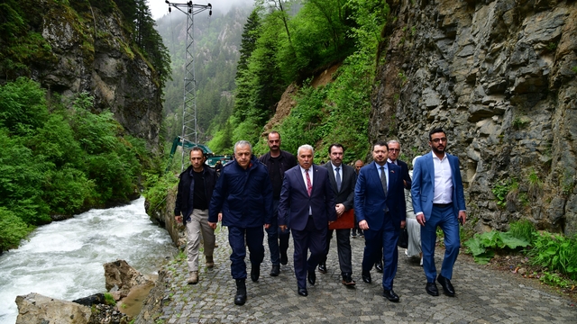 Trabzon'da 5 gün önce dereye düşen çocuğu arama çalışmaları sürüyor