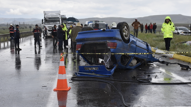 Karşı şeride geçen otomobil, araca çarptı: 1 ölü, 4 yaralı