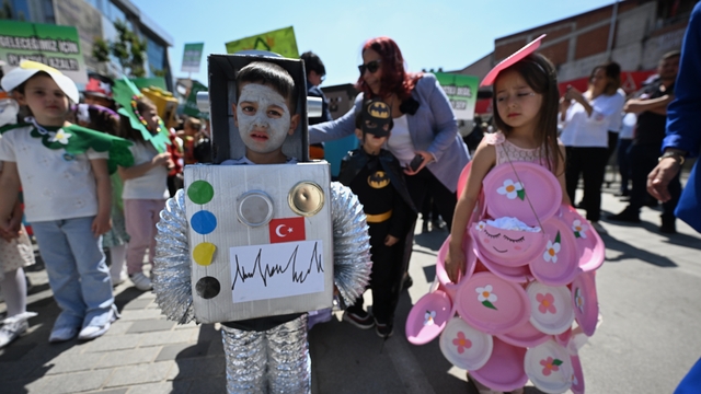 Düzce'de anaokul öğrencileri atık malzemelerden tasarladıkları kıyafetleri sergiledi