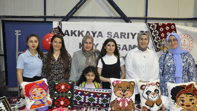 Çukurca'da yıl sonu sergisi düzenlendi
