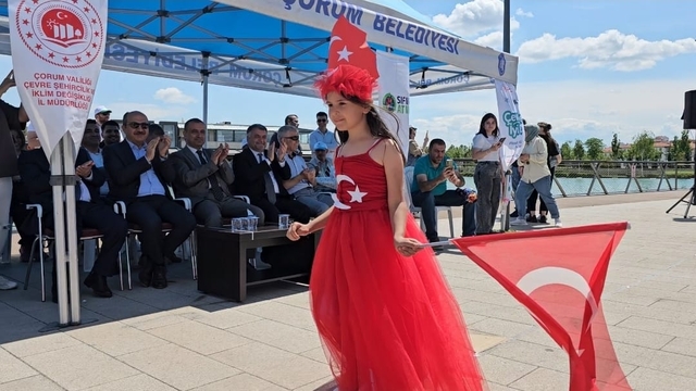 Çorum'da anaokulu öğrencileri atık malzemelerden yapılan kıyafetlerle defile sundu