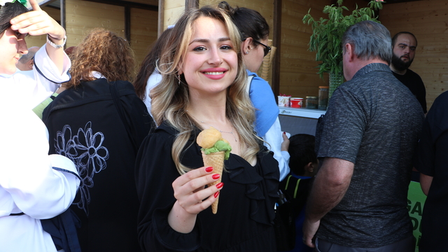 Samsun'da Ot Yemekleri Festivali'nde 'ısırganlı dondurma'ya yoğun ilgi