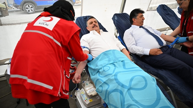Türk Kızılayın "altın madalya"lı bağışçısı Erzurum Valisi Çiftçi, 43. kez kan verdi