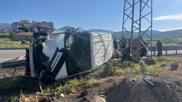 Bingöl'de takla atan hafif ticari araçtaki 5 kişi yaralandı